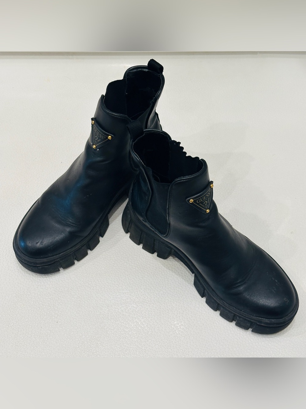 🔥GUESS Black Men’s Lug-Sole Chukka Boots with Gold Logo